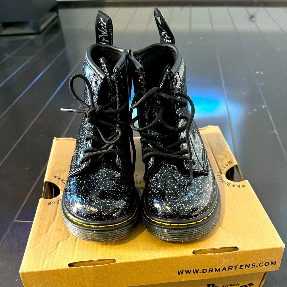 DR.MARTENS GIRLS 1460 COMBAT BOOT - BLACK